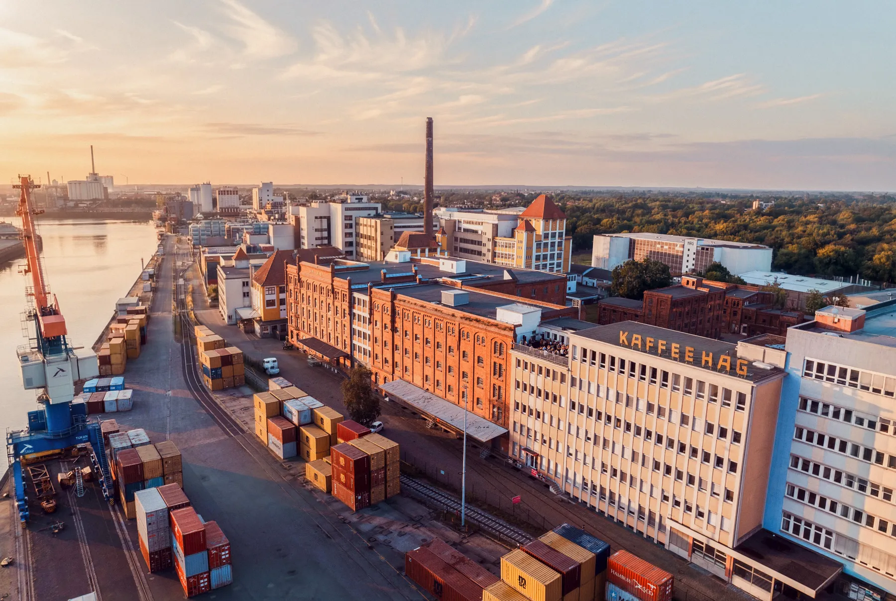 HAG‑Quartier Außengelände bei Sonnenuntergang